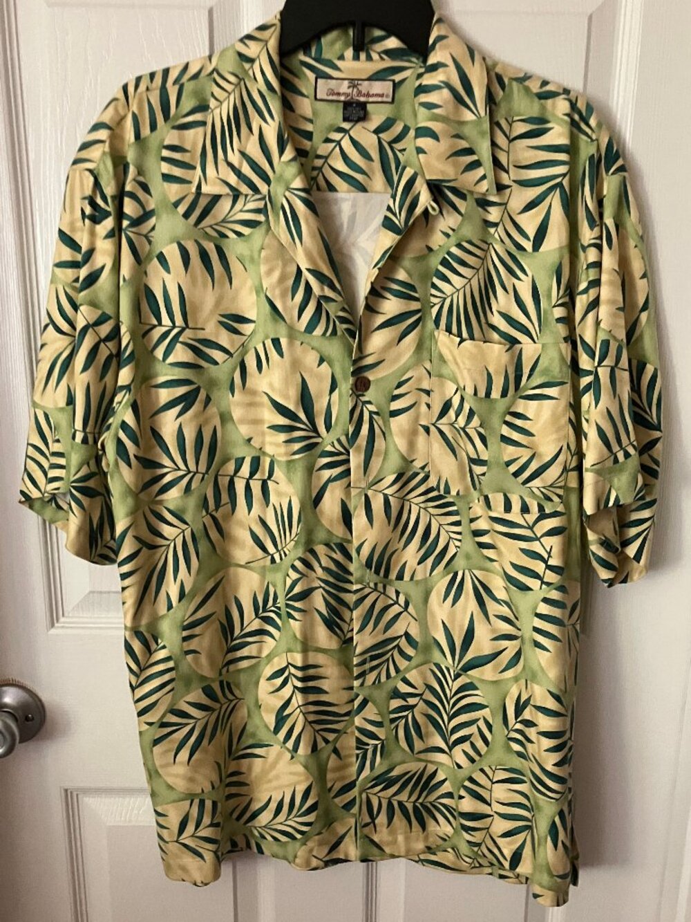 TOMMY BAHAMA Button-up camp Shirt Greem/Beige tropical palm leaf pattern Sz M